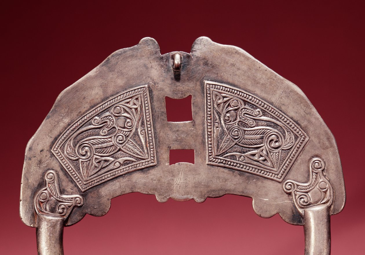 Detalhe da parte inferior do broche Killamery, Killamery, County Kilkenny, prata Viking Age com detalhes em ouro, vidro e âmbar de 390433 de Celtic