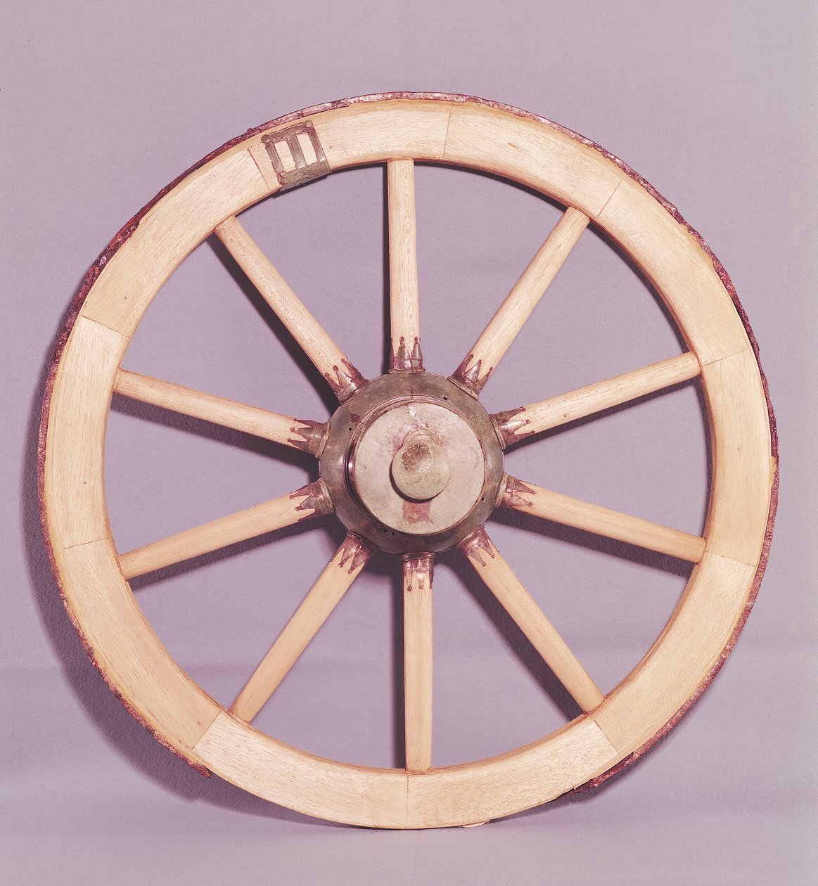Reconstrução de uma roda de uma carruagem encontrada no túmulo de uma princesa de Vix (madeira e ouro) de Celtic