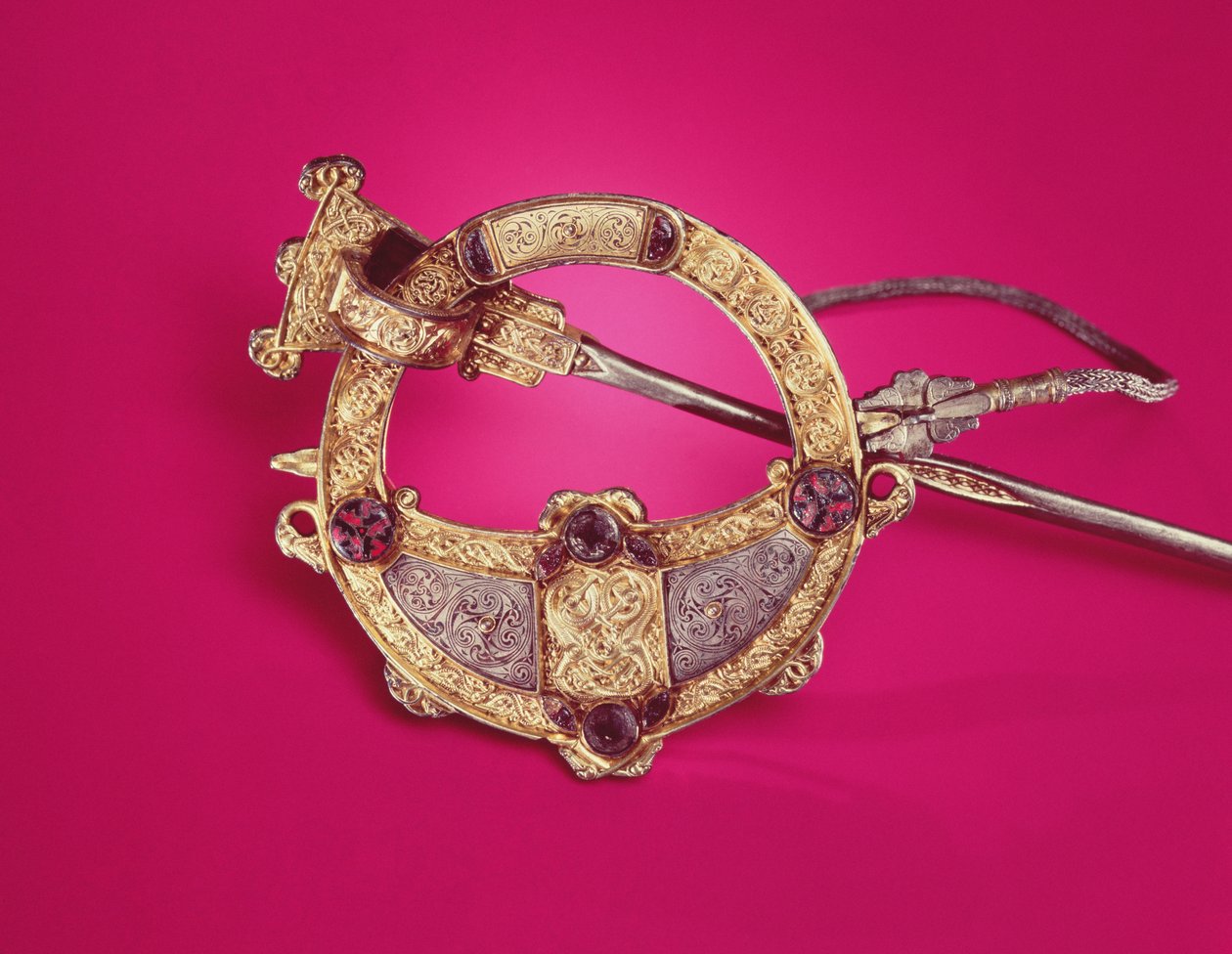 Reverso do Broche de Tara (prata fundida coberta de folha de ouro, miçangas, ouro, âmbar e vidro) de Celtic