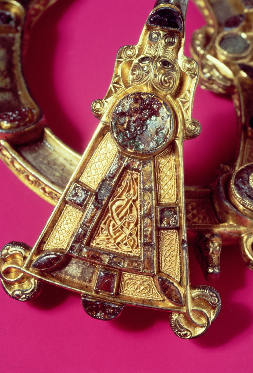 Tara Brooch (prata fundida coberta de folha de ouro, miçangas, ouro, âmbar e vidro) (detalhe) de Celtic