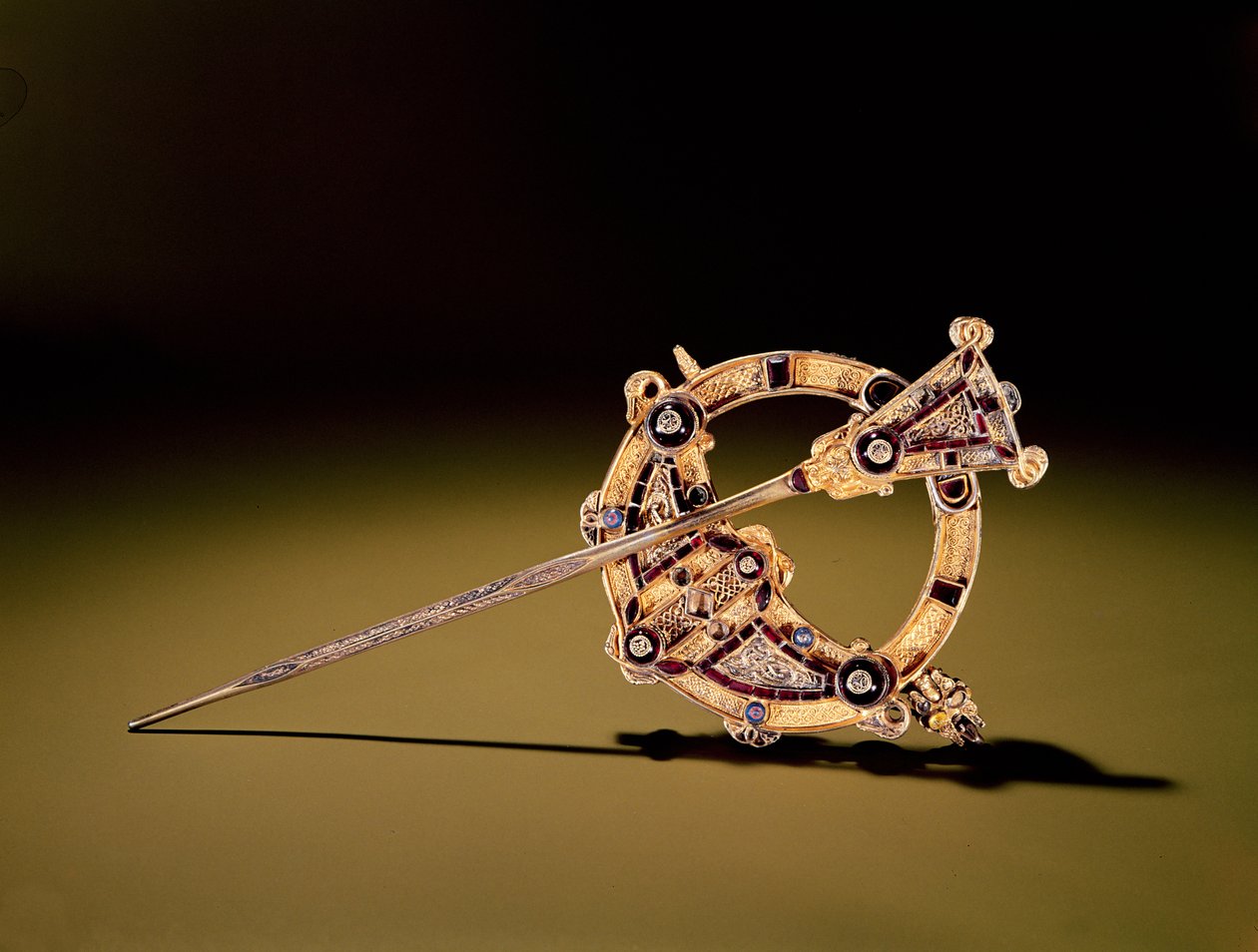 Tara Brooch, Bettystown, County Meath (prata fundida coberta de folha de ouro, miçangas, ouro, âmbar e vidro) de Celtic