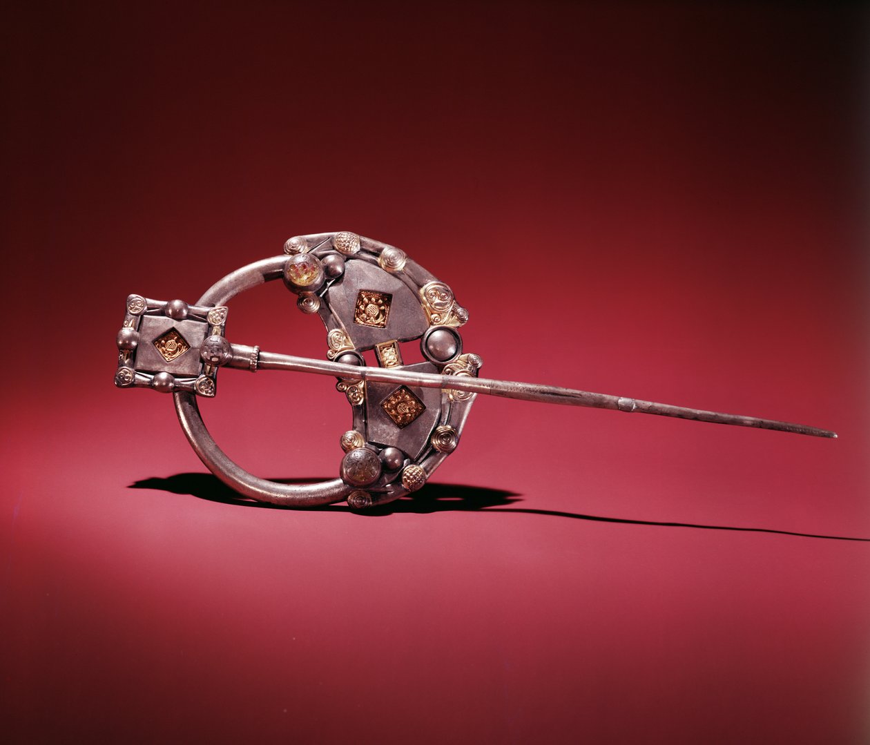 The Killamery Brooch, Killamery, Condado de Kilkenny, Viking Age (prata com ouro, vidro e âmbar) de Celtic