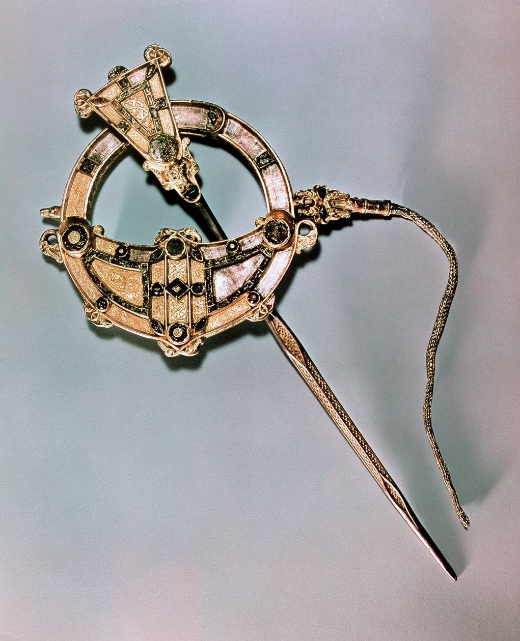 The Tara Brooch, de Bettystown, County Meath (prata fundida com vidro, esmalte e âmbar) de Celtic