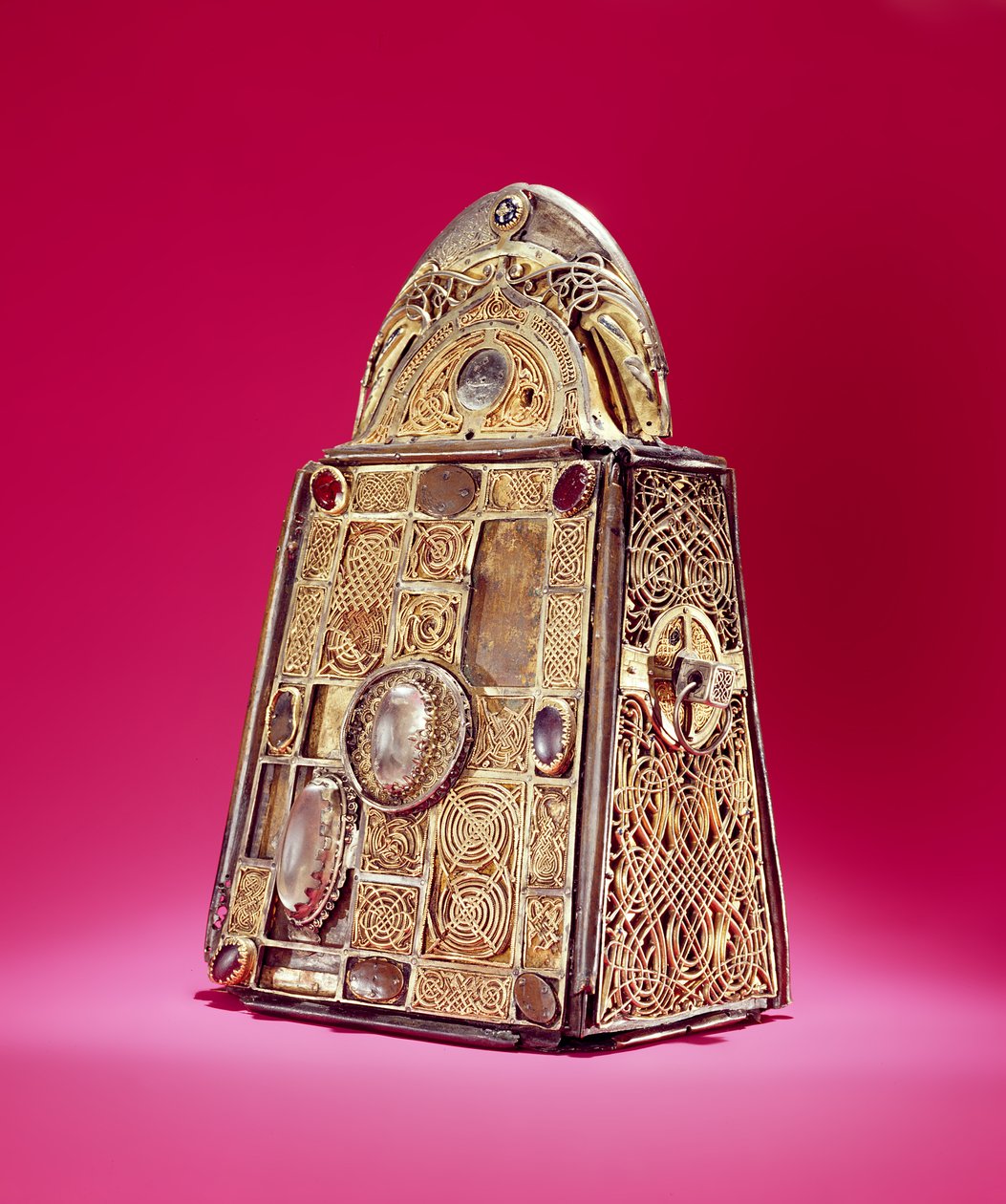 O santuário do Sino de São Patrício, de Armagh, Irlanda, c.1100 (bronze com prata e cristal de filigrana e vidro) (ver também 344383) de Celtic