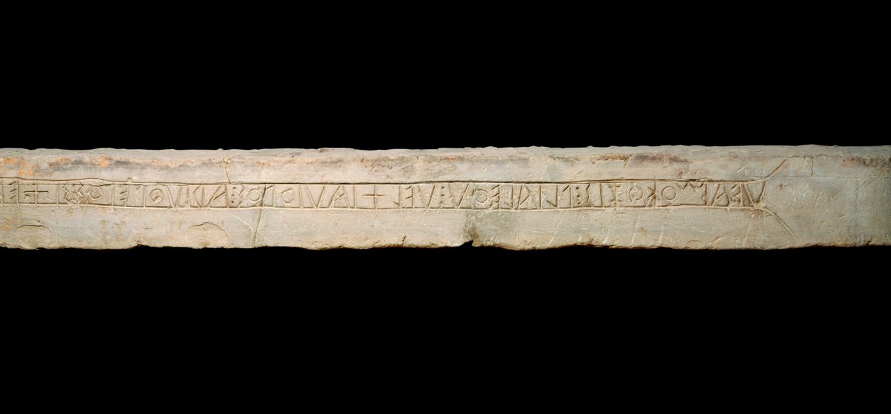 Arte Celta: "tributo às divindades" inscrição gravada em alfabeto celta (Ogham). da região de Come, Itália. Fim do 6º início do século V AC. Dim. 365x19x33 cm Como, Museo Civico Archeologico Paolo Giovio de Celtic