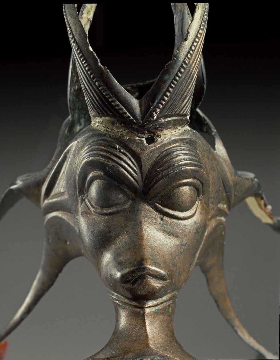 Arte celta: elemento decorativo de um jarro de bronze em forma de cabeça de uma criatura fantástica. Século III AC. De Brno Malomerice (Moravia). Brno, Museu Moraviano de Celtic