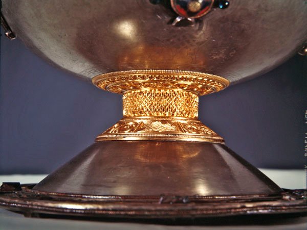The Ardagh Chalice, Reerasta, County Limerick (prata com douramento de prata, esmalte, latão e bronze) (detalhe de 228699) de Celtic