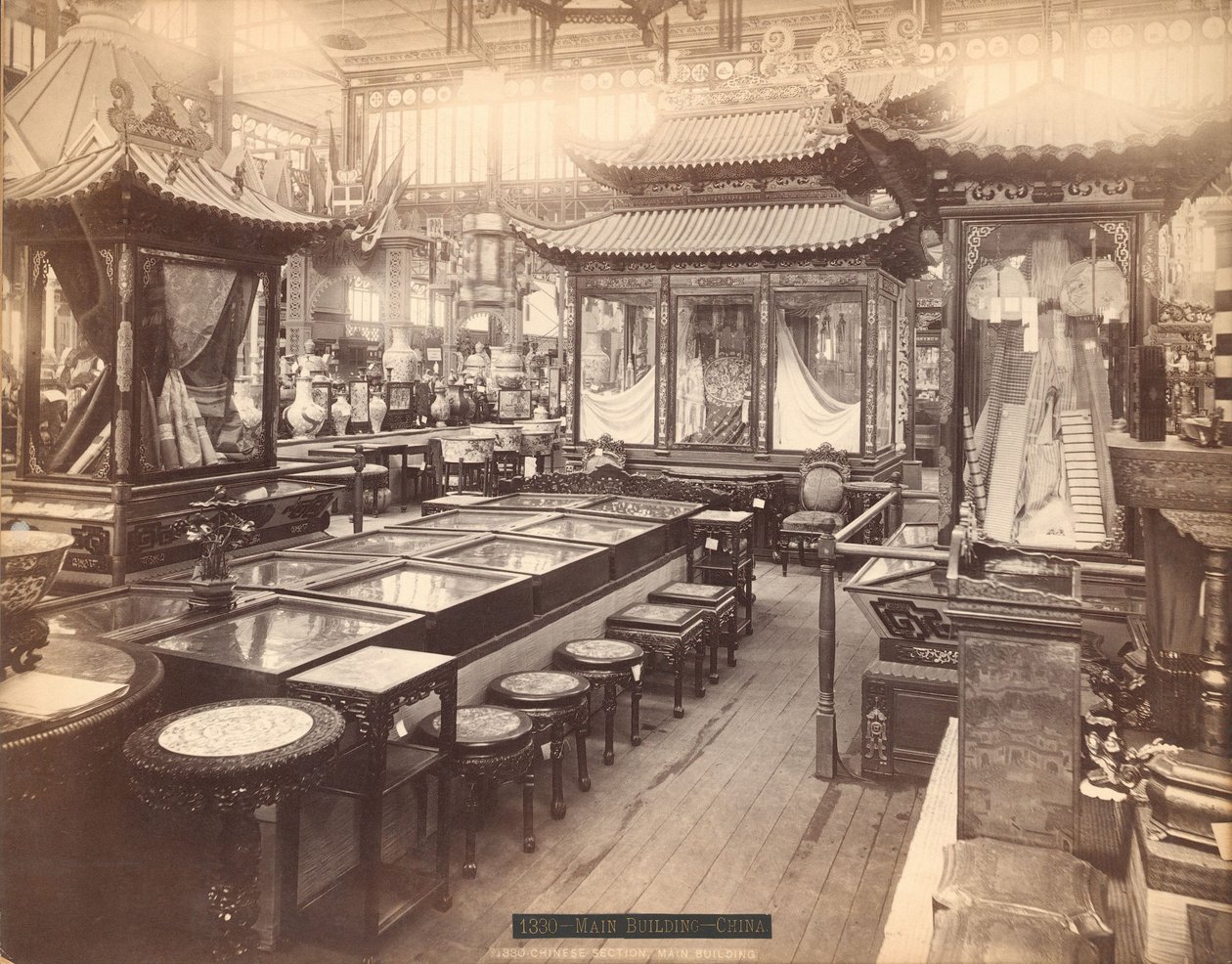 Seção Chinesa - Edifício Principal, Exposição do Centenário da Filadélfia de Centennial Photographic Co.