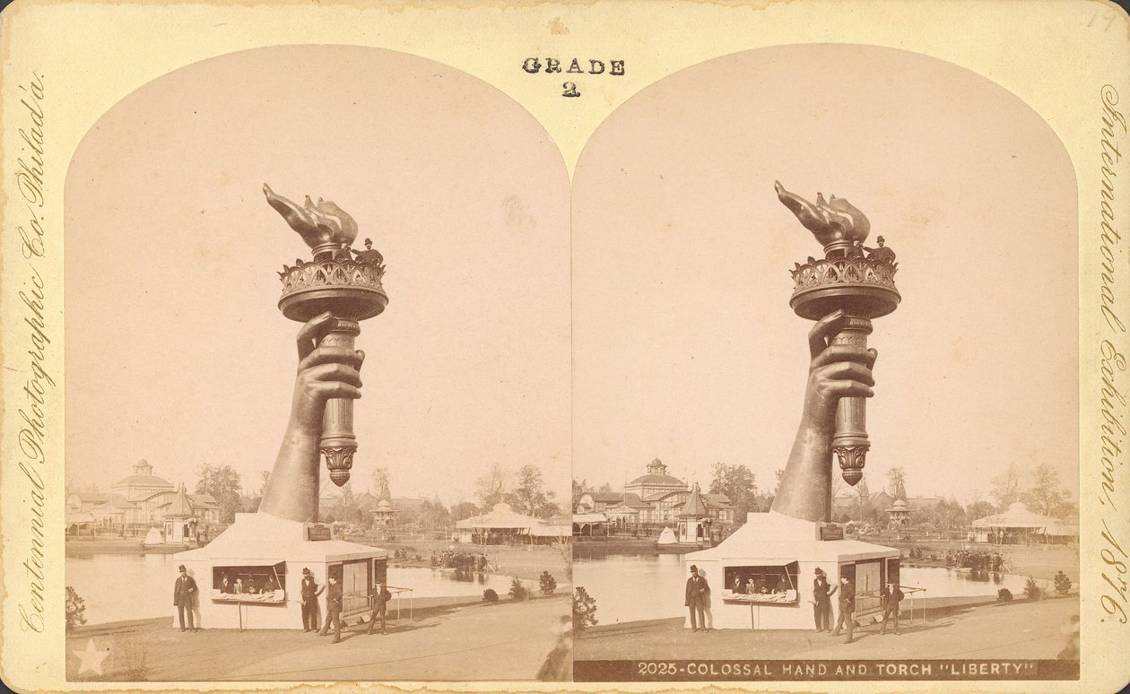 Colossal mão e tocha, Liberty, Centennial Exhibition, Philadelphia de Centennial Photographic Co.