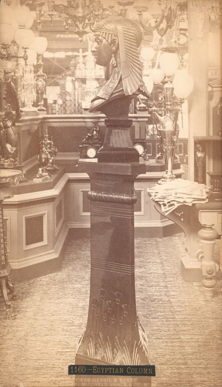 Coluna egípcia, Mitchell, Vance & Co., Edifício Principal, Exposição do Centenário, Filadélfia de Centennial Photographic Co.