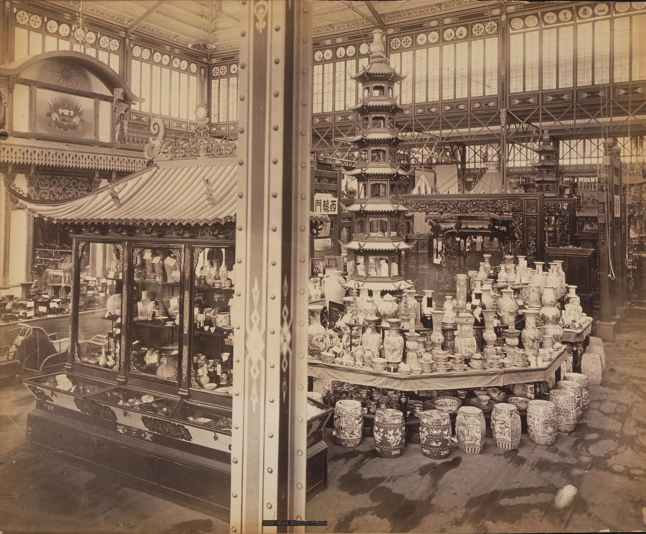 Vista do Tribunal Chinês, Edifício Principal, Exposição do Centenário, Filadélfia de Centennial Photographic Co.