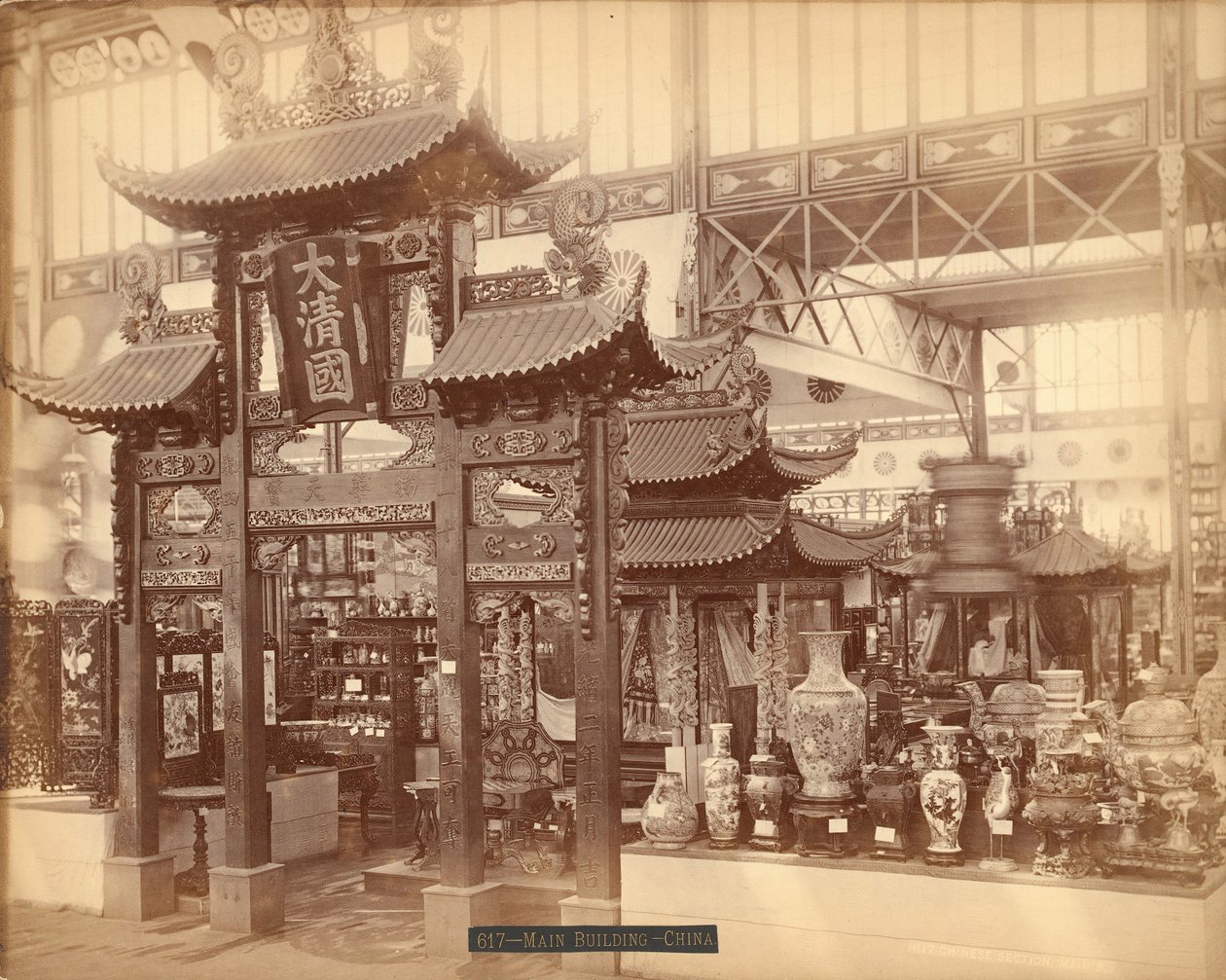 Vista do Tribunal Chinês, Edifício Principal, Exposição do Centenário, Filadélfia de Centennial Photographic Co.
