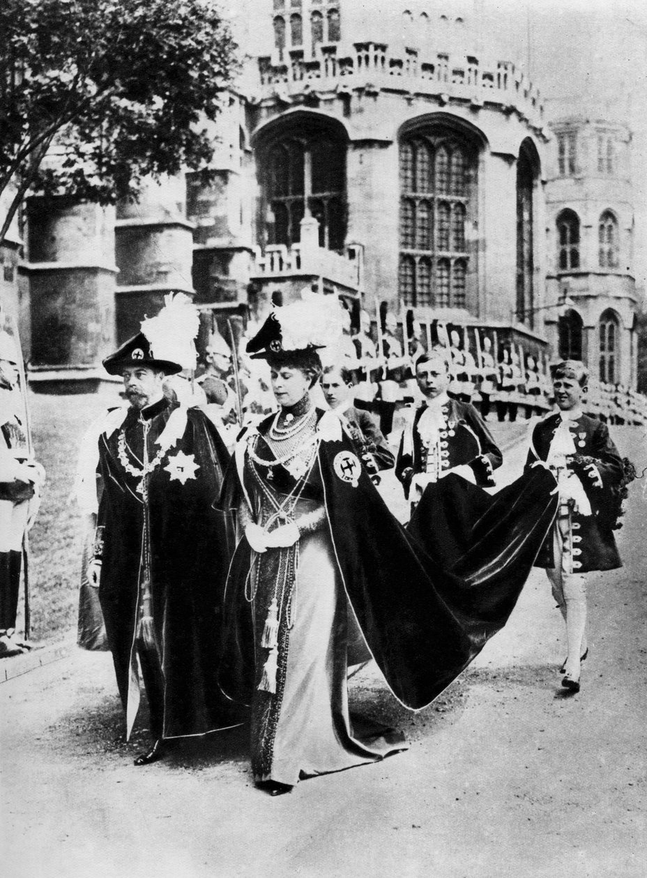 Rei George V e Queen Mary nas vestes dos Cavaleiros da Liga, Windsor, 1937. de Central Press