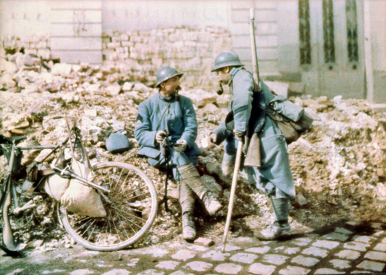 Dois soldados franceses em uma cidade bombardeada pela artilharia alemã, Frente Ocidental, França, c.1914-18 (autocrômico) de Charles Adrien