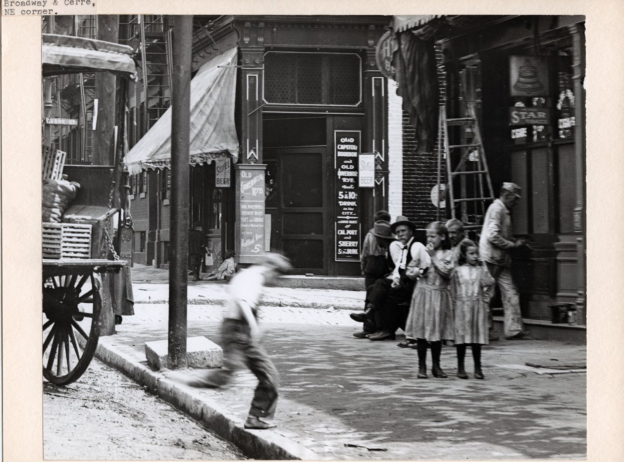 Um menino corre para a calçada perto de duas meninas na esquina da Broadway e Cerre de Charles Clement Holt