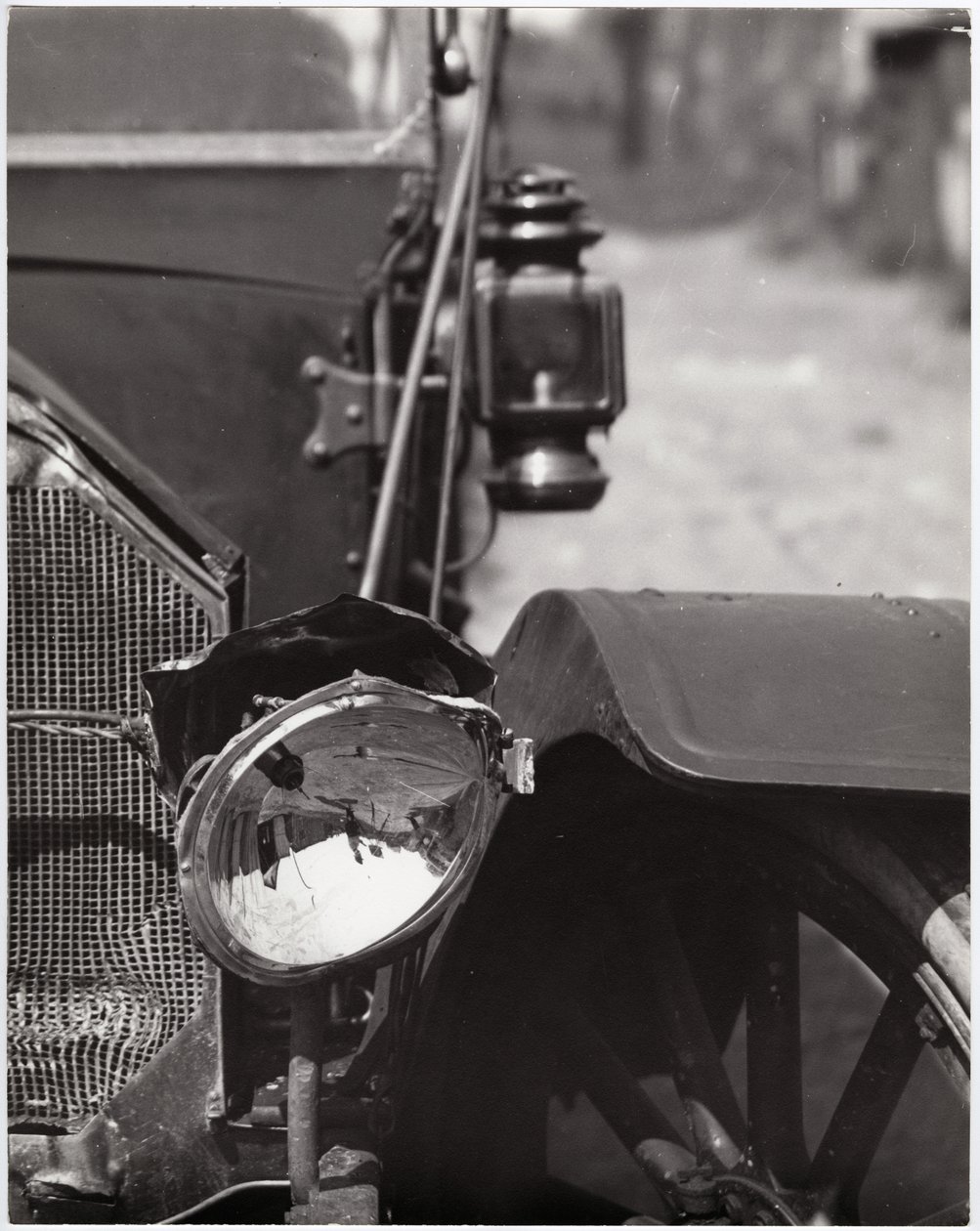 Close-up, de, um, danificado, farol automóvel de Charles Clement Holt