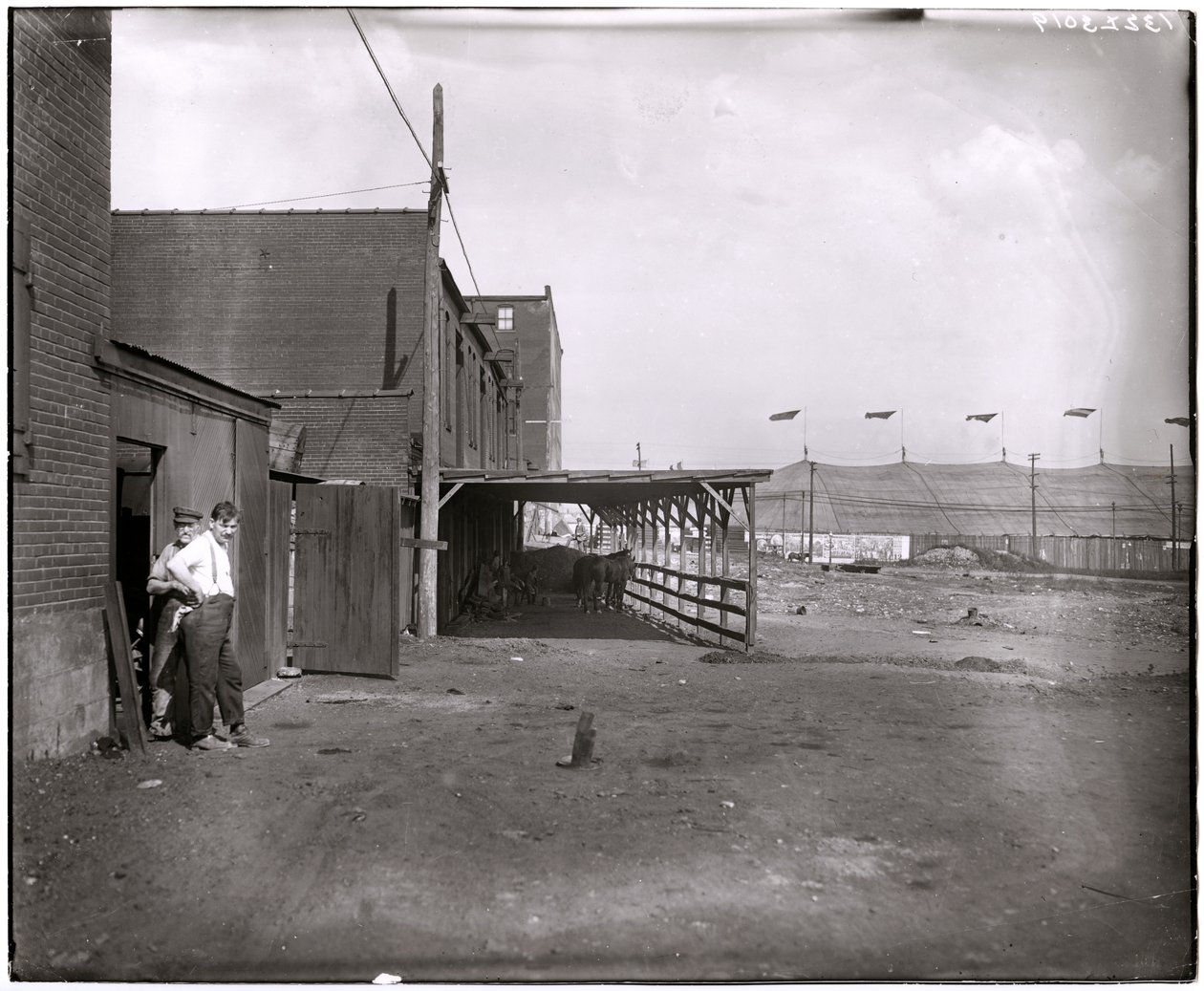 Edifícios comerciais ou estábulos em frente à tenda de circo Barnum and Bailey em Grand e Laclede de Charles Clement Holt