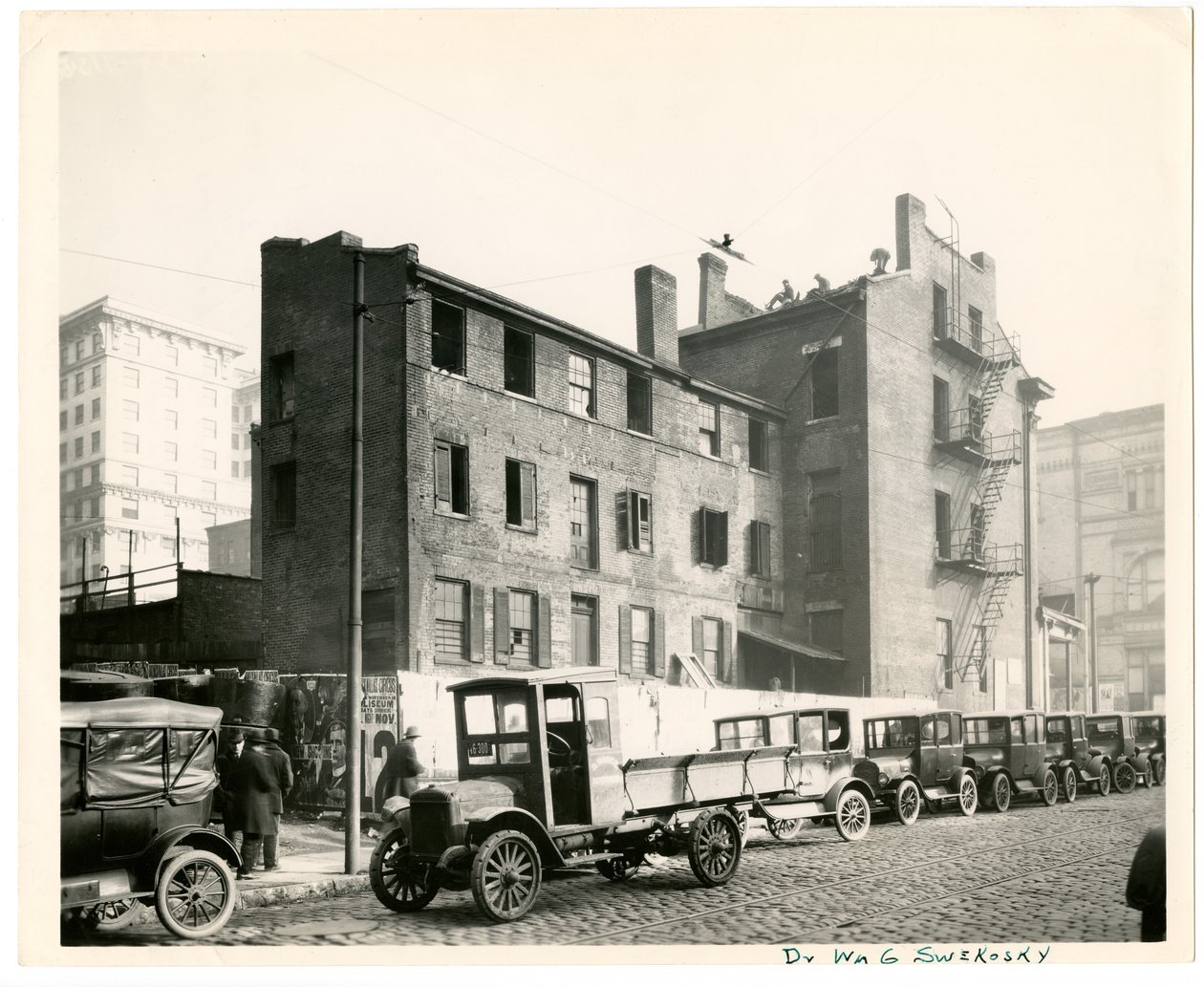 Fotografia horizontal em preto e branco mostrando uma vista traseira PE Burke&39;s Bar no canto noroeste da 7th Street e Walnut de Charles Clement Holt