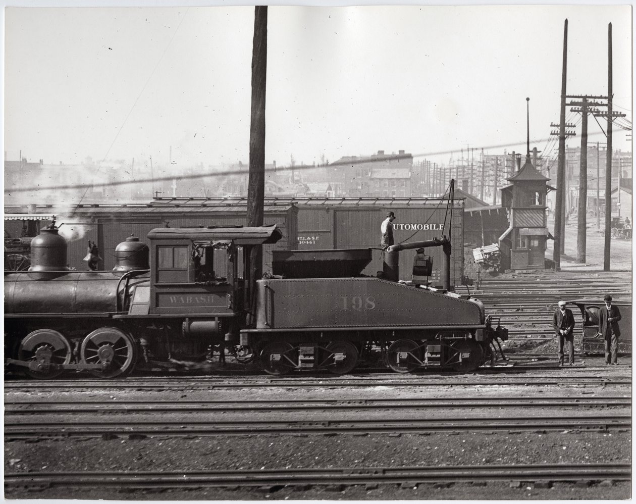 Motor a vapor e vagões em um pátio da ferrovia não identificado de Charles Clement Holt