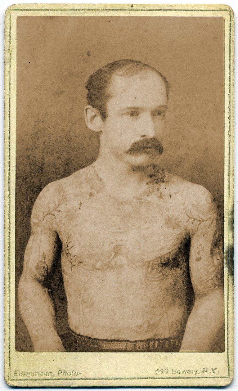 Cartão de gabinete de um homem tatuado, c.1899 de Charles Eisenmann