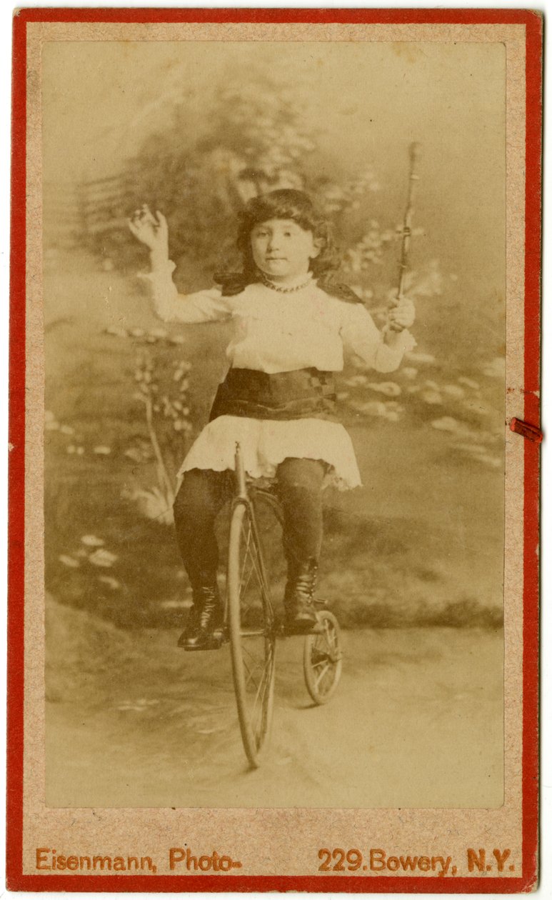 Retrato de estúdio de uma menina em um triciclo., C.1880s de Charles Eisenmann