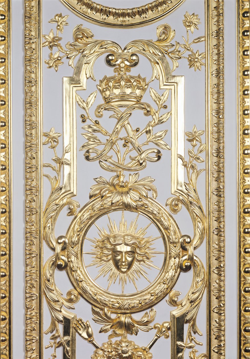 Detalhe de painéis representando a coroa e monograma de Louis XIV 1638-1715 e o sol, do Salon de Venus, 1668 madeira dourada ver também 162152 de Charles Le Brun