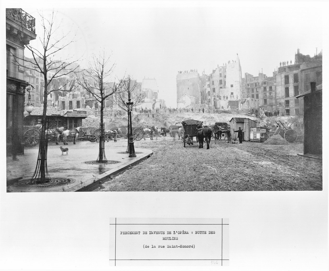 Edifício da Opera Avenue, Butte des Moulins, da rue Saint-Honore, Paris, 1858-78 de Charles Marville