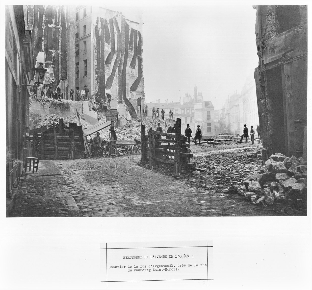 Edifício da Opera Avenue, o canteiro de obras da rua d&39;Argenteuil, perto da rua Faubourg-Saint-Honoré, Paris, 1858-78 de Charles Marville