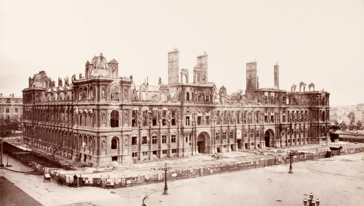 Estado do Hôtel de Ville de Paris após o incêndio sofrido durante as revoltas da Comuna de Charles Marville