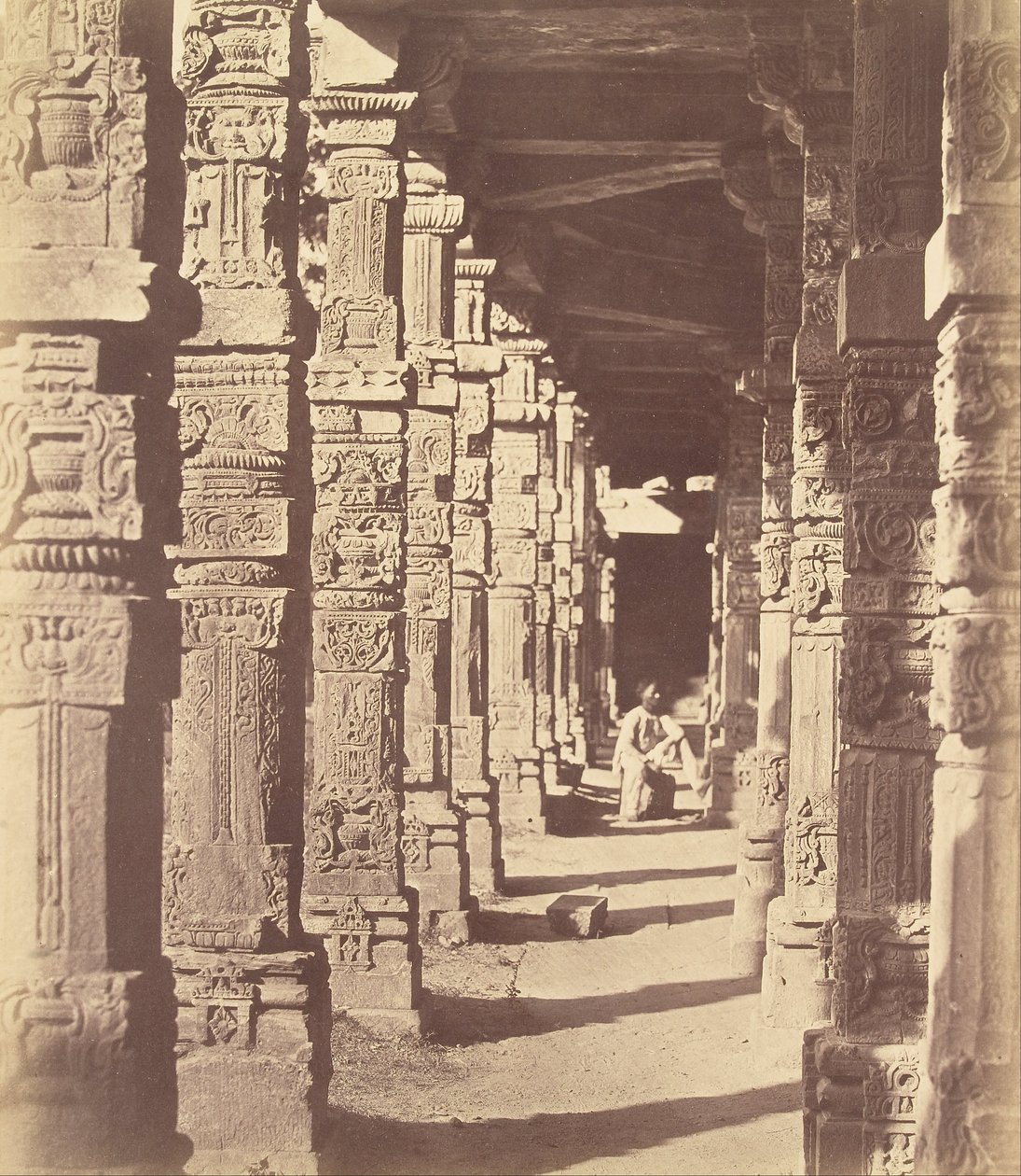Interior do Templo Hindu em Kootub de Charles Moravia