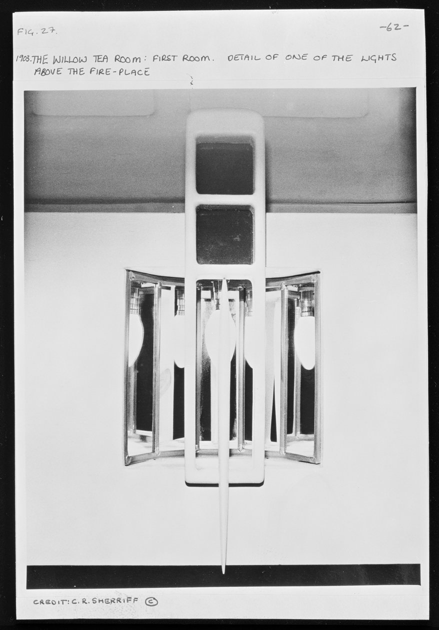Montagem de luz acima da lareira no Willow Tea Room, Glasgow (reconstrução) de Charles Rennie Mackintosh
