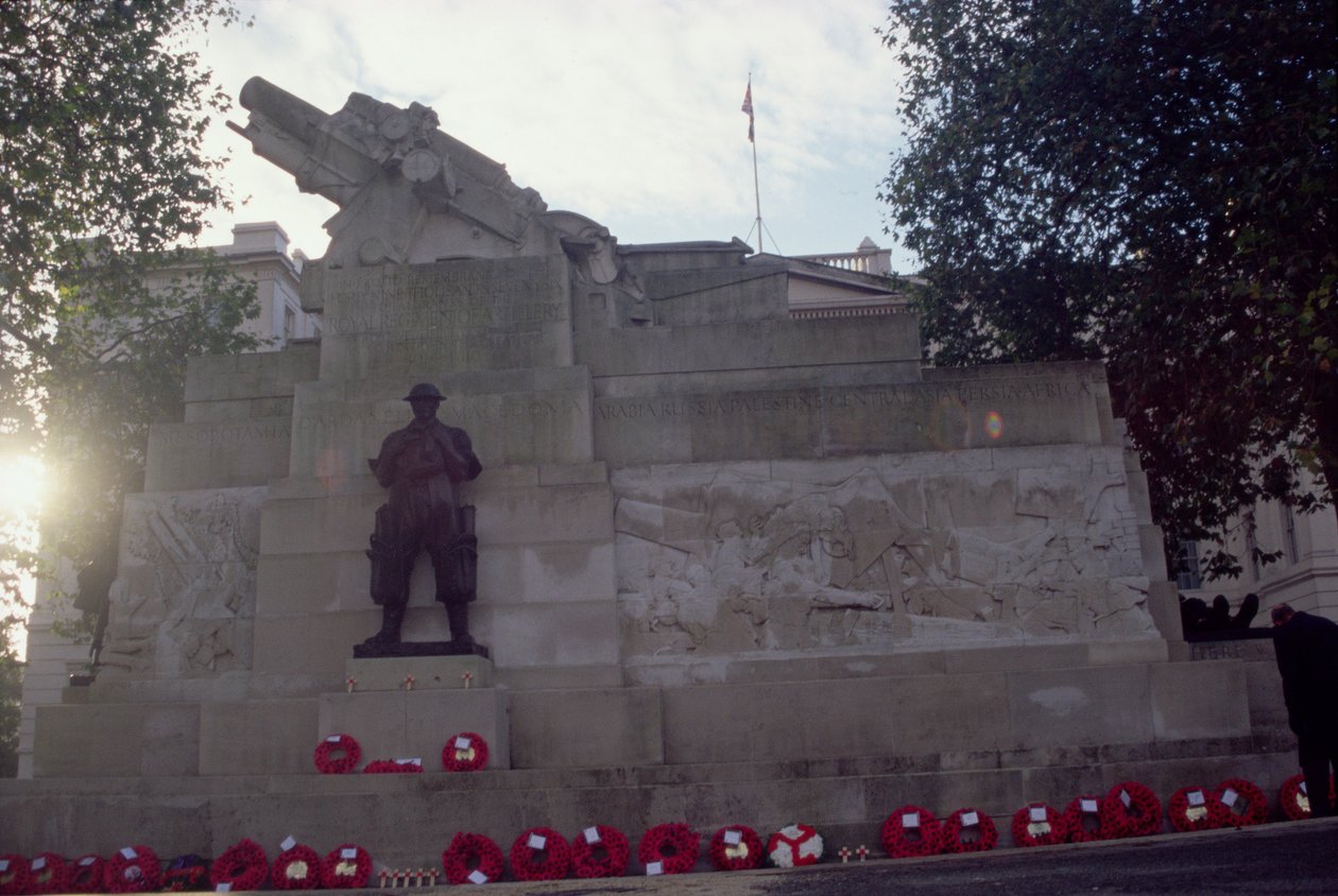 Vista lateral, de, a, real, artilharia, memorial, 1914-18, 1925, (bronze, e, pedra portland) de Charles Sergeant Jagger