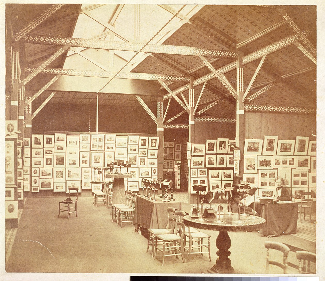 Exposição da Sociedade Fotográfica no South Kensington Museum, 1858 (bw photo) de Charles Thurston Thompson