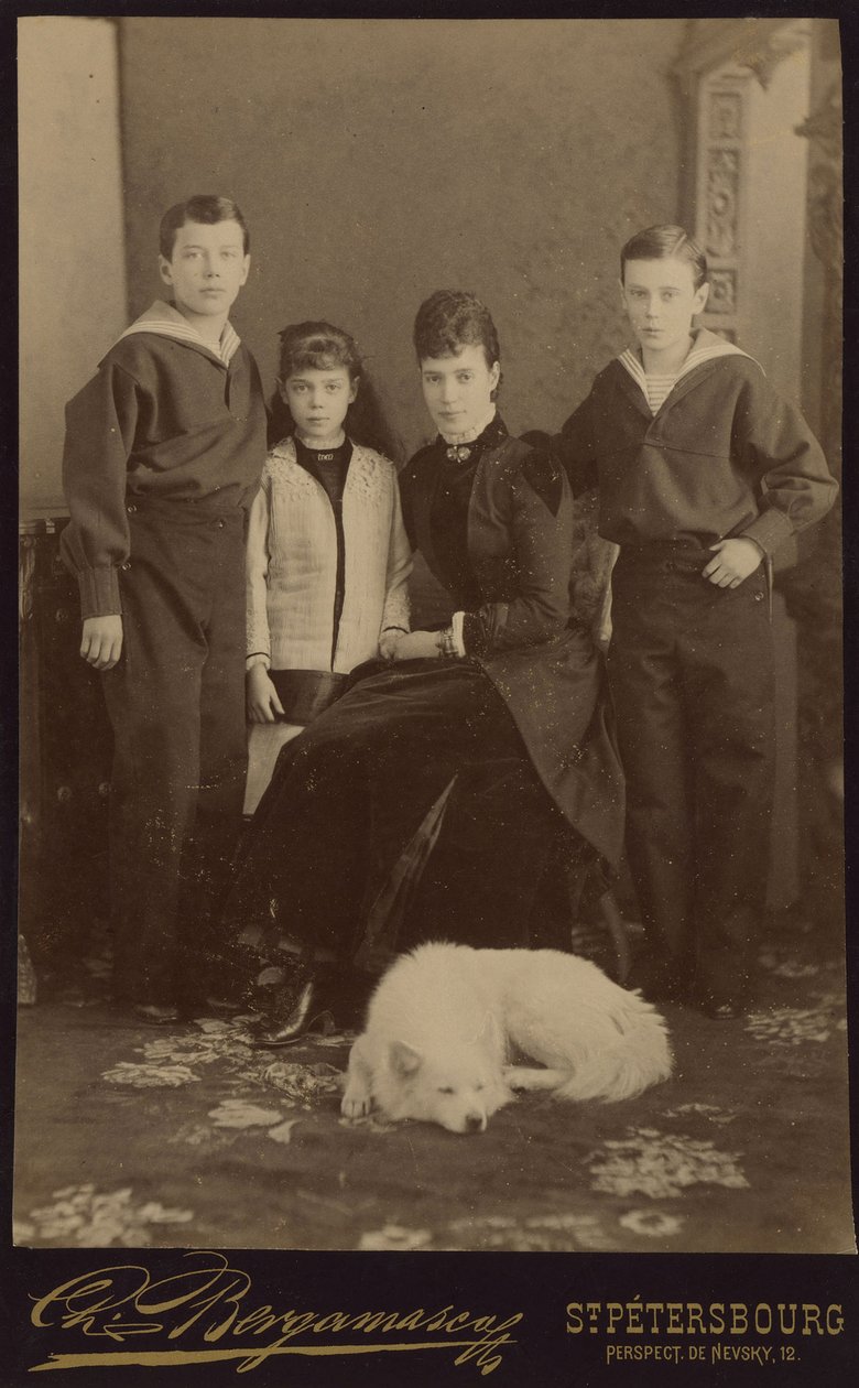 Imperatriz Maria Fyodorovna com filhos, Nicholas Alexandrovich, George Alexandrovich e Xenia Alexandrovna, por Bergamasco, Charles (Karl) (1830-1896). Foto de albumina, ca. 1883. Arquivo de Fotografia e Cinema do Estado Russo, Krasnogorsk de Charles Bergamasco
