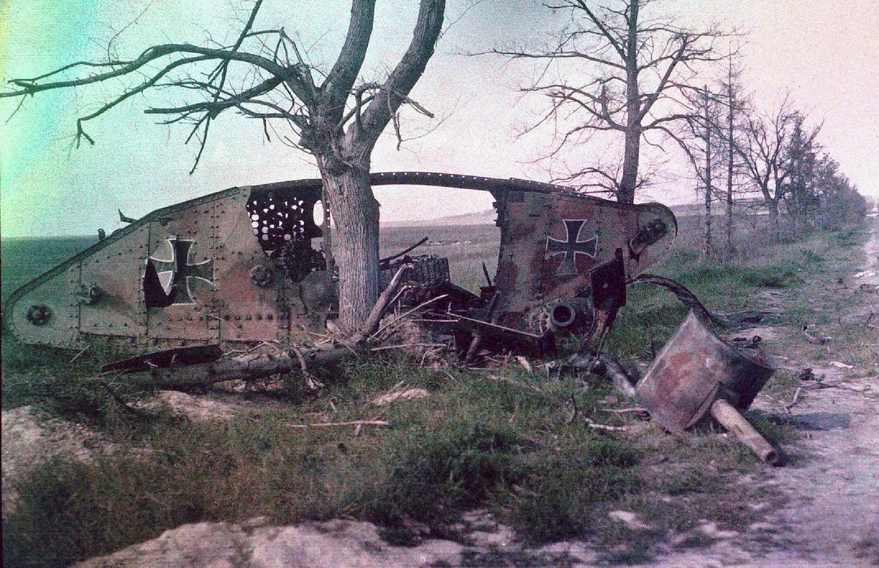 O naufrágio de um tanque alemão, destruído em batalha na frente ocidental, França, c.1914-18 (autocrômico) de Charles Adrien