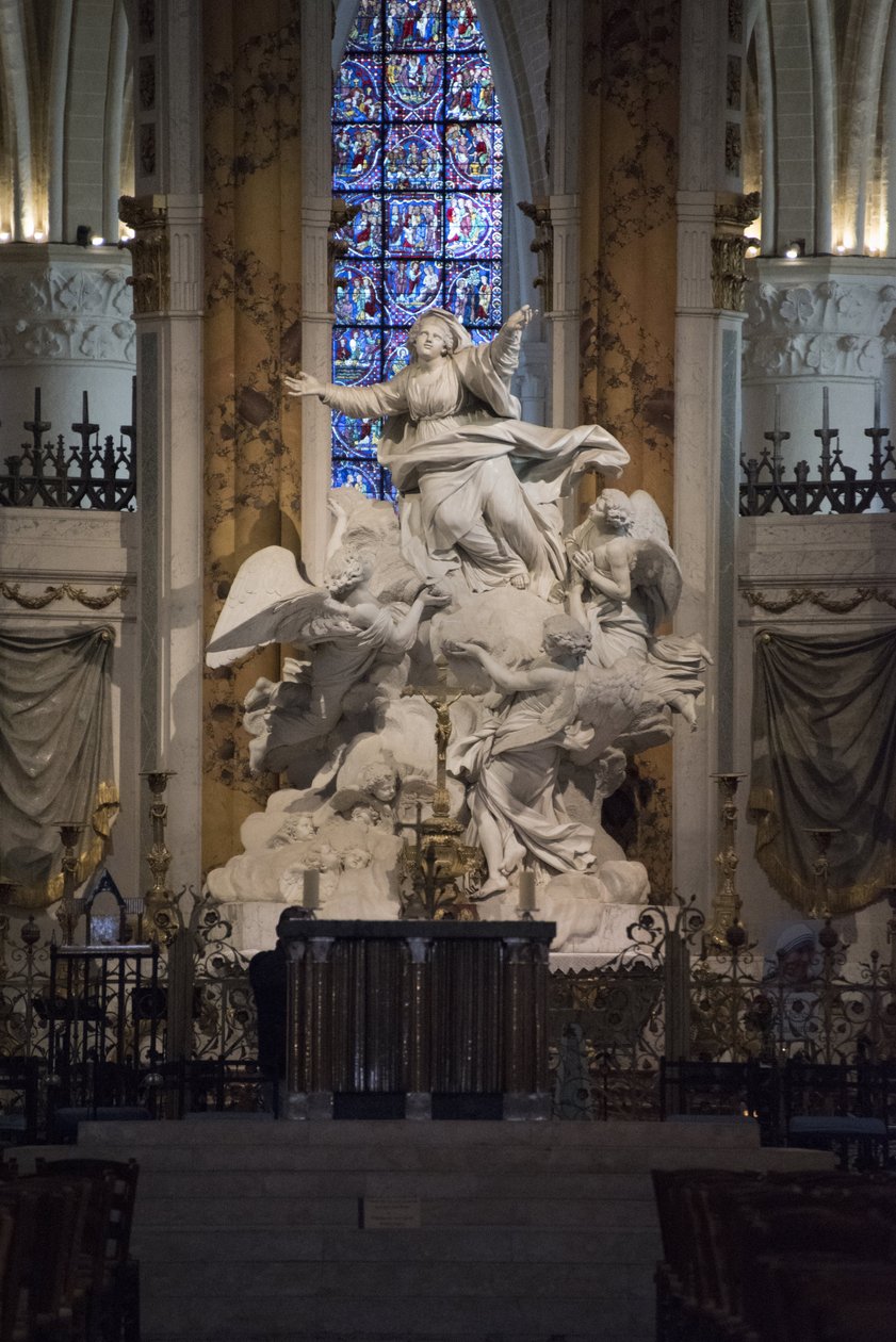 Vista interior da Catedral de Chartres, o Altar Mestre (escultura de Charles Antoine Bridan, a Assunção de Charles Antoine Bridan