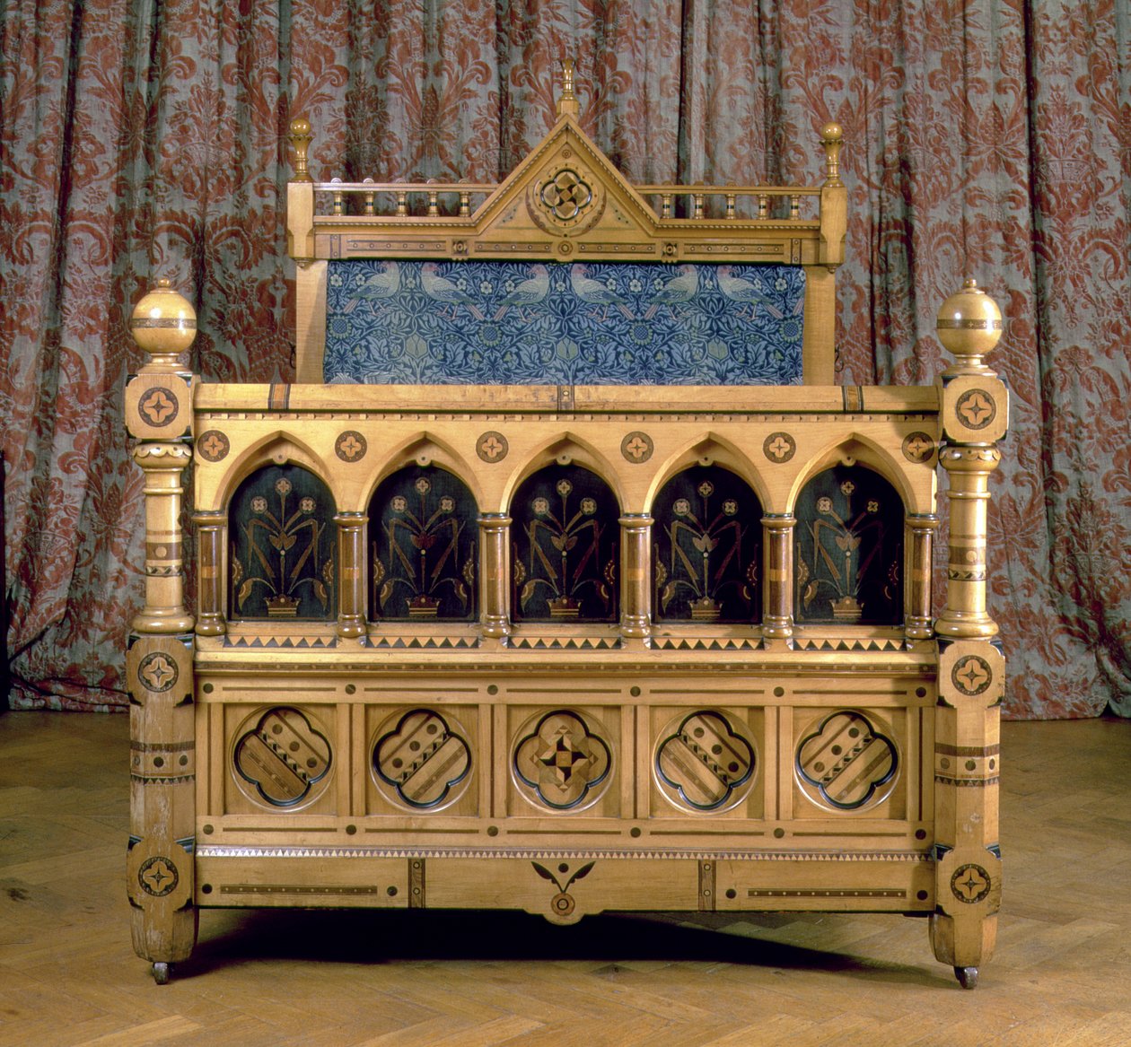 Renascimento gótico cama embutida com cabeceira acolchoada, feita por Marsh & Jones, c.1866 (madeira) de Charles Bevan