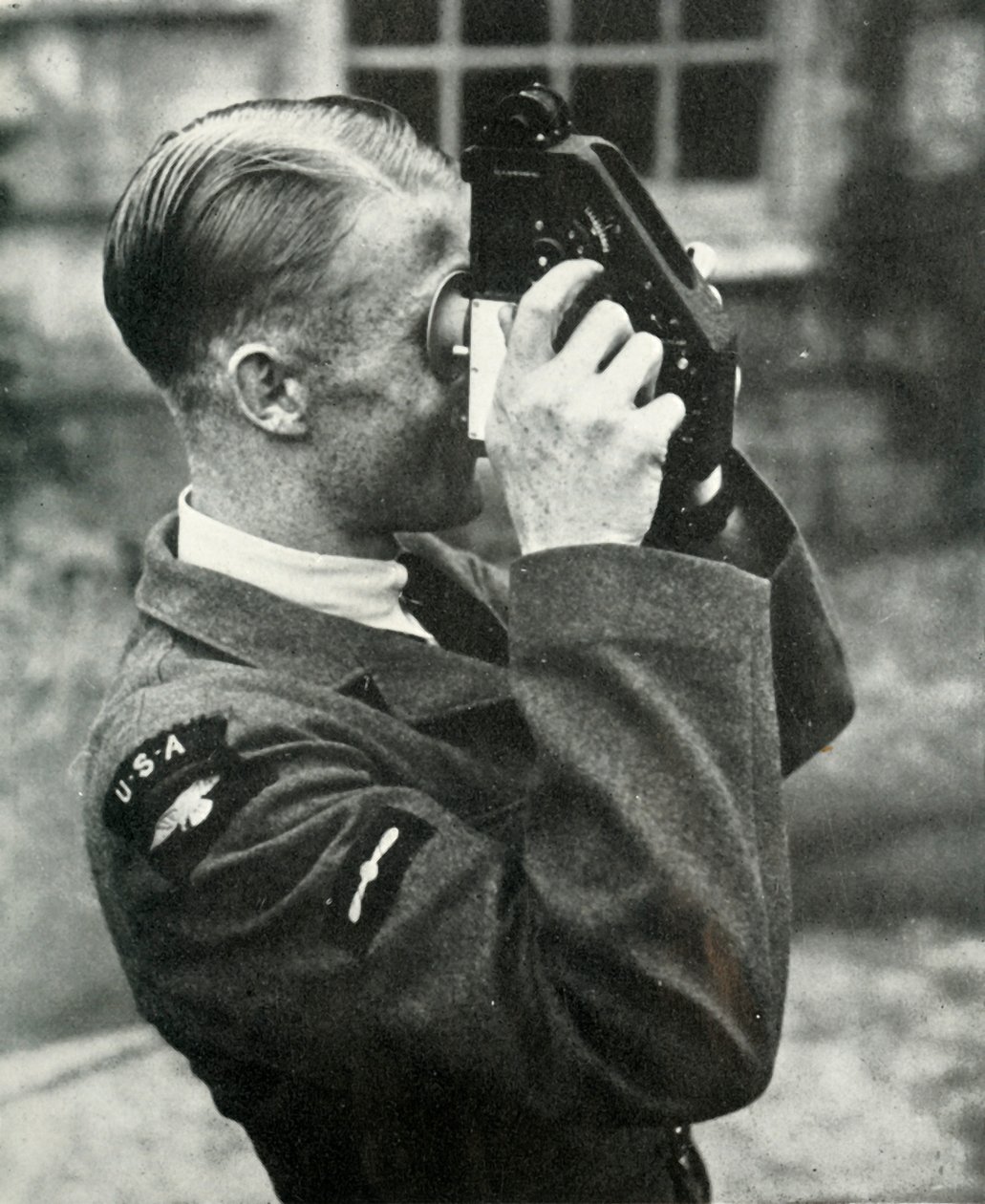 Aviador aprendendo navegação durante a Segunda Guerra Mundial, 1941. de Charles Brown