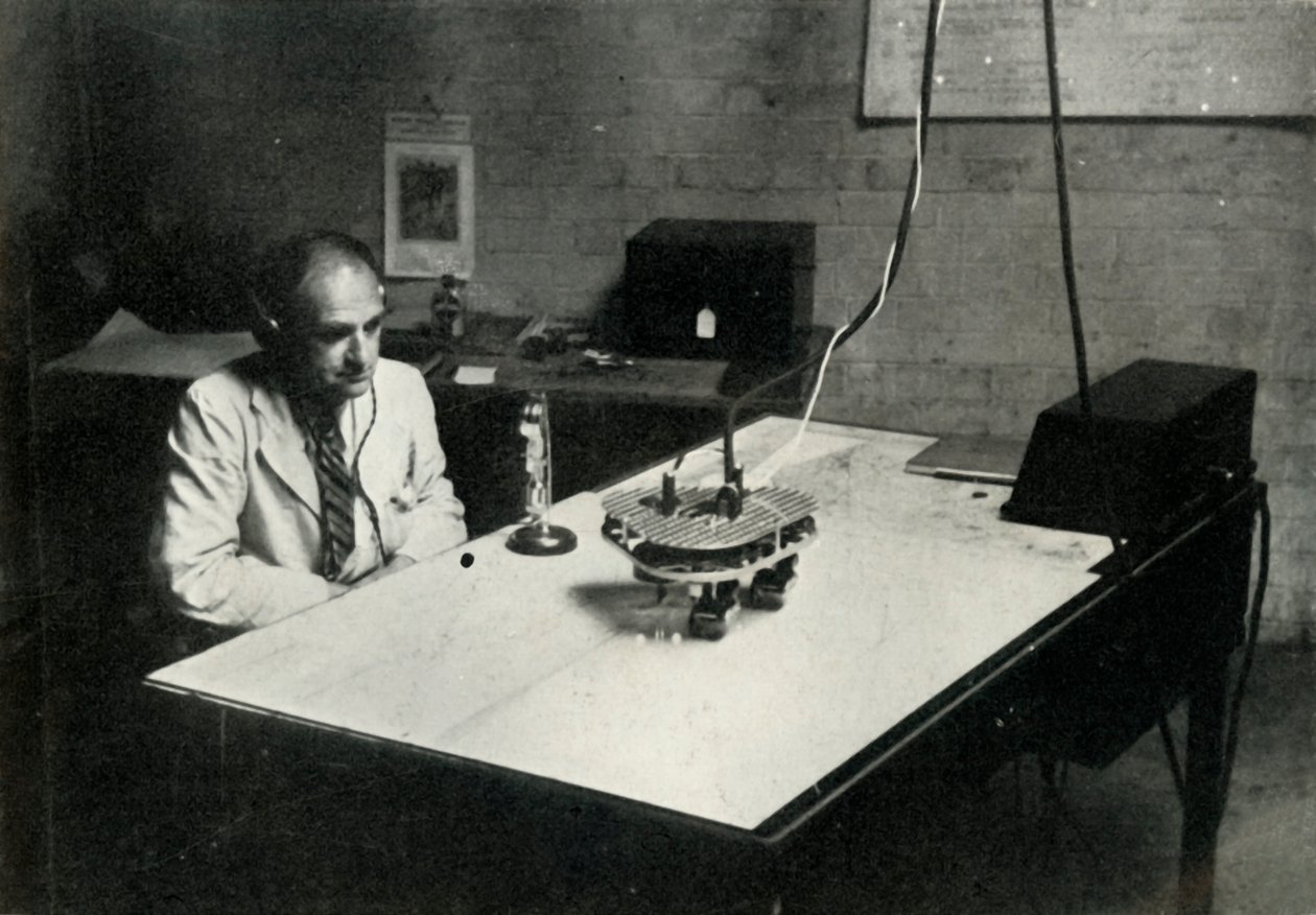 Mesa de controle em uma escola de treinamento de voo da RAF, 1941. de Charles Brown