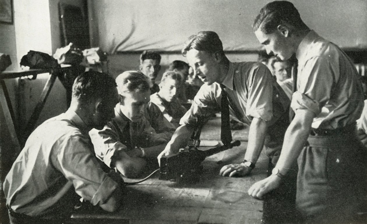 Pessoal da RAF aprendendo sobre armas, 1941. de Charles Brown