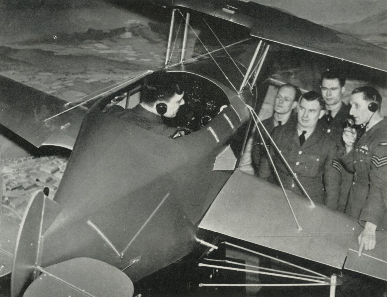 Pessoal da RAF aprendendo a voar em um simulador de vôo durante a Segunda Guerra Mundial, 1941. de Charles Brown