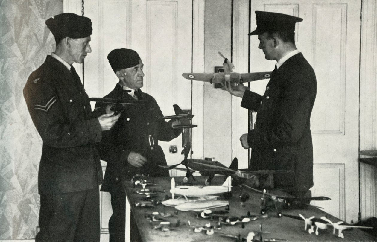 Pessoal da RAF aprendendo a identificar aeronaves durante a Segunda Guerra Mundial, 1941. de Charles Brown