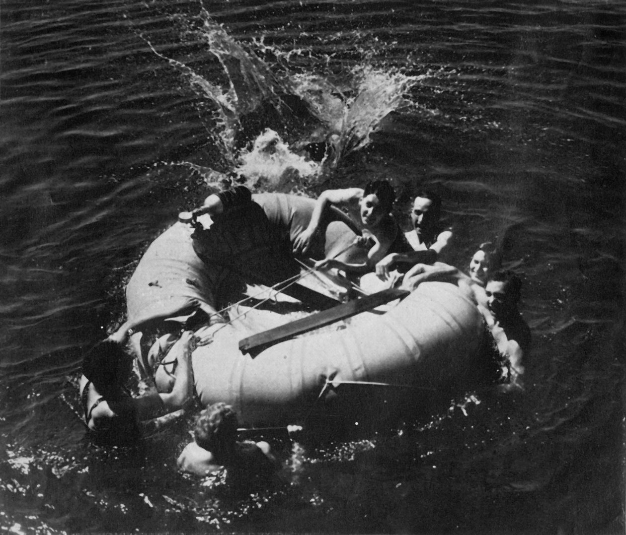 Pessoal da RAF aprendendo a usar um bote, 1941. de Charles Brown