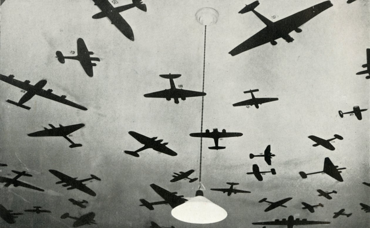 Silhuetas de aviões militares ... em uma escola de treinamento da RAF durante a Segunda Guerra Mundial, 1941. de Charles Brown
