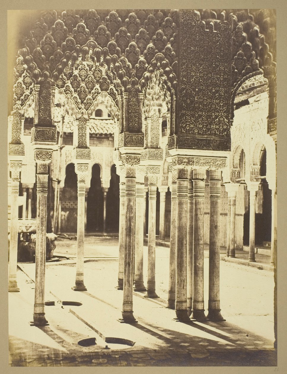 Pátio de entrada dos leões, Alhambra de Charles Clifford