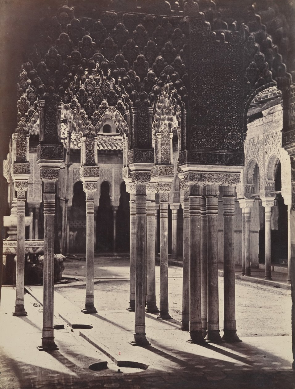 [A Corte do Leão na Alhambra, Vista de Baixo do Templo do Pórtico], 1862. de Charles Clifford