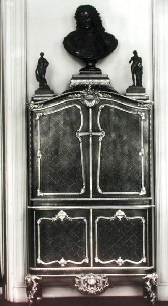 Armário com um busto de Louis de Orleans (1703-52) (madeira) de Charles Cressent