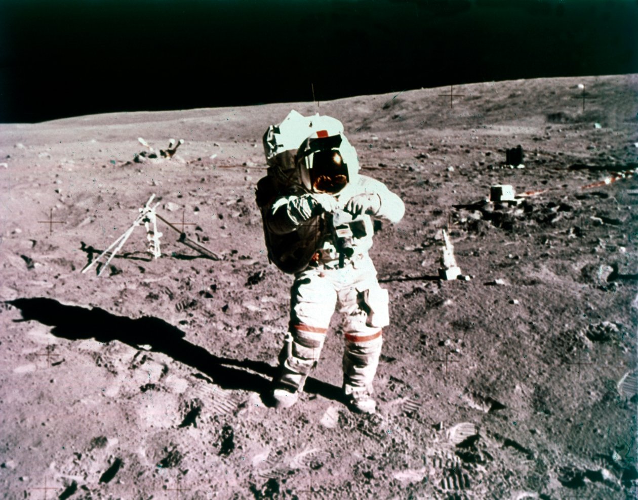 Astronauta John Young na superfície lunar, missão Apollo 16, 21 de abril de 1972. de Charles Duke
