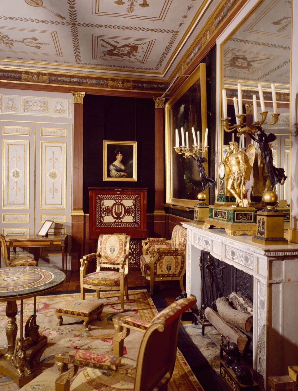 O salão dos visitantes e retrato à esquerda da Rainha Hortense, Chateau de Malmaison em Rueil-Malmaison, dos arquitetos Pierre-Francois-Leonard Fontaine e Charles Percier, França de Charles and Fontaine Pierre Percier