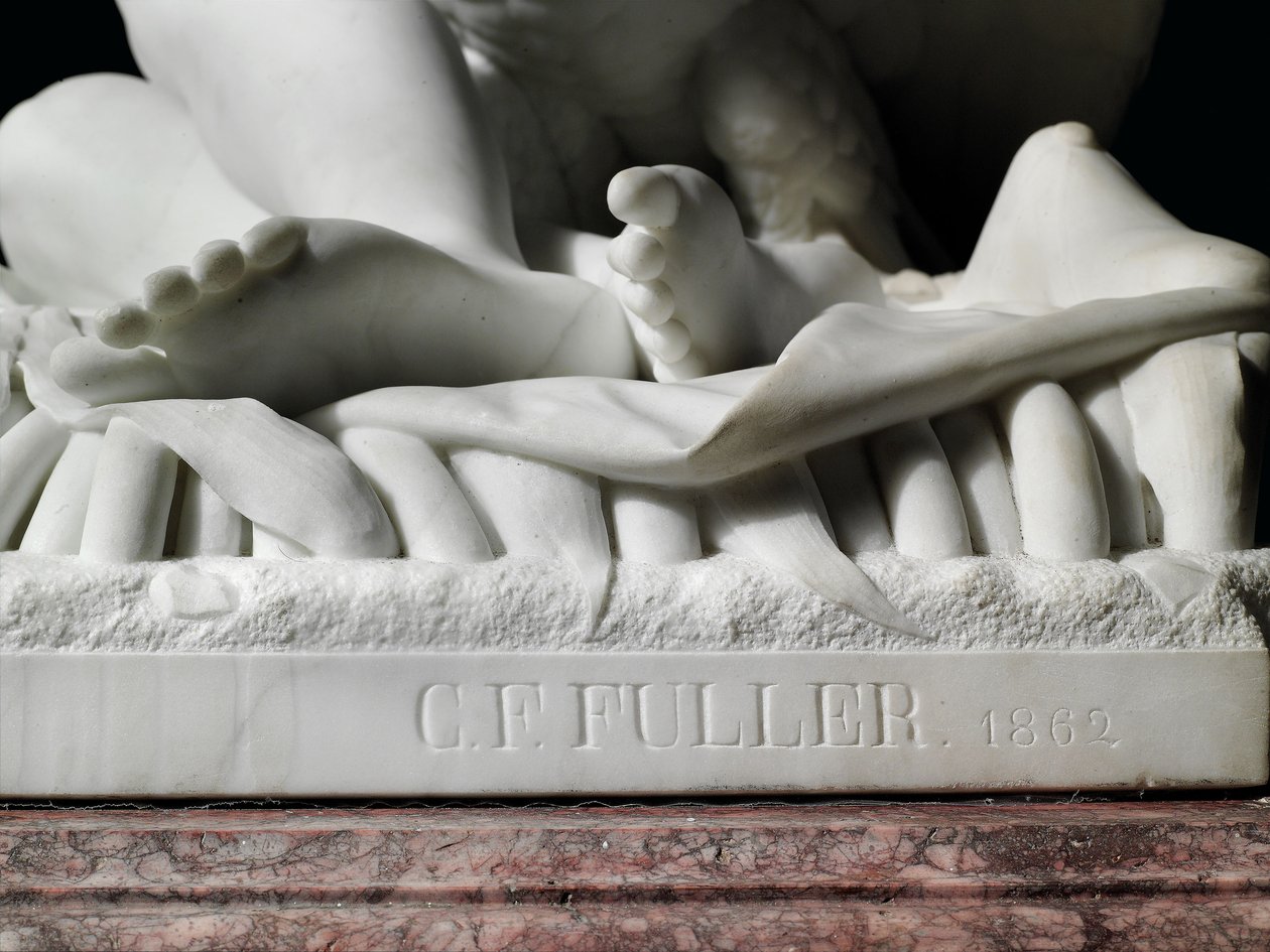 Uma figura em tamanho real de Rhodopis no pedestal de Charles Francis Fuller